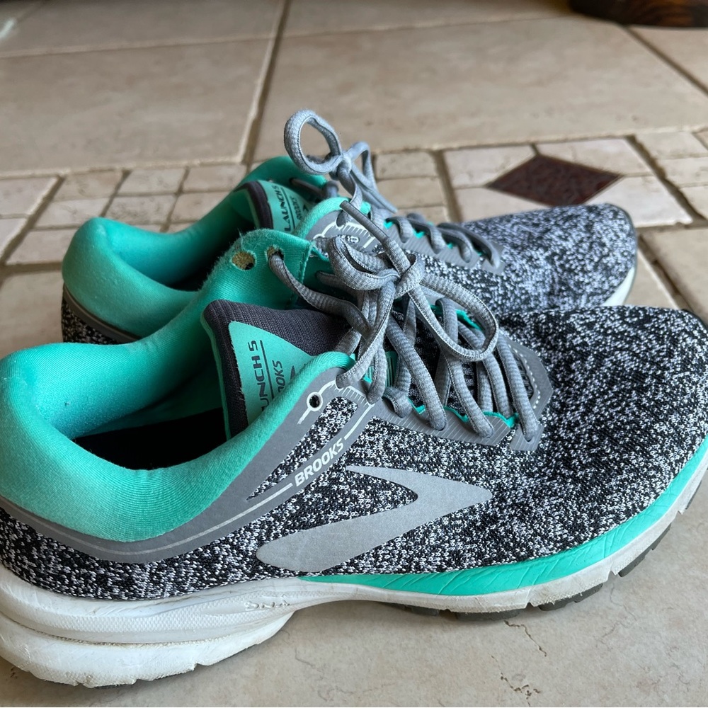 BROOKS Launch 5 Women’s 9.5B (medium) black, gray and teal